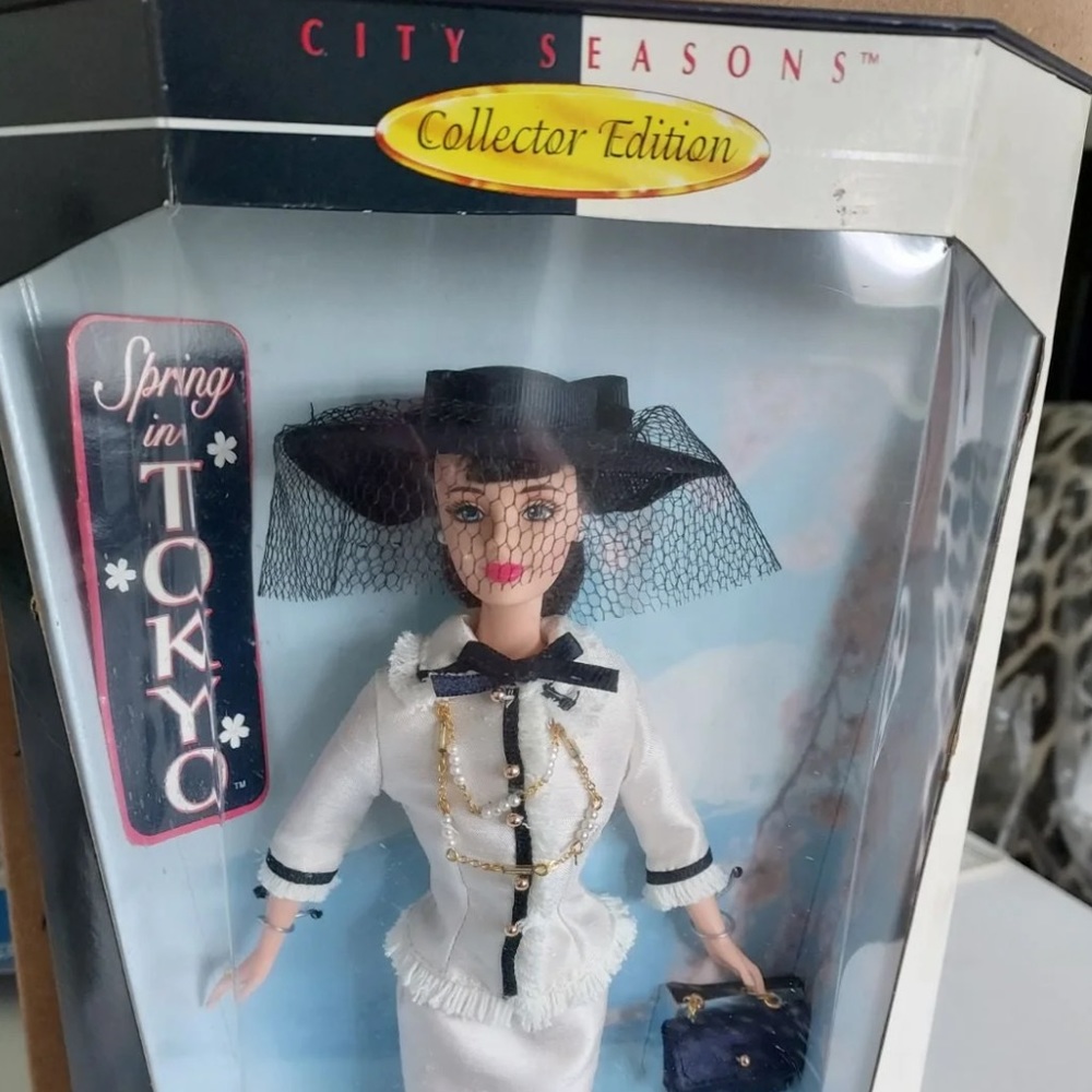 City Seasons Collection: Spring in Tokyo Barbie - Picture 2 of 12